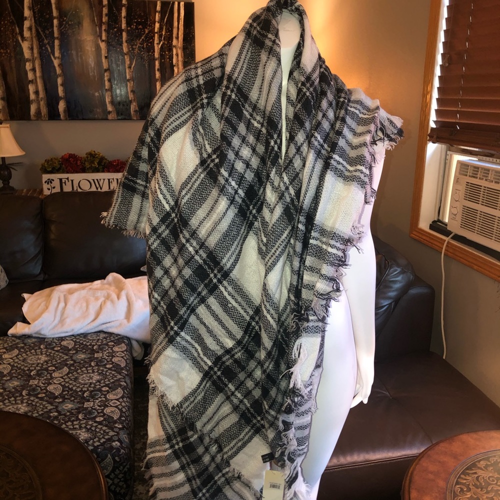 Beautiful NWT black and White Scarf
